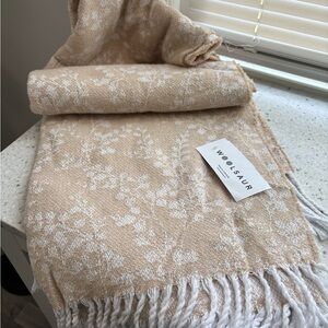 NWT Woolsaur Floral Fringe Throw Blanket in Beige & White